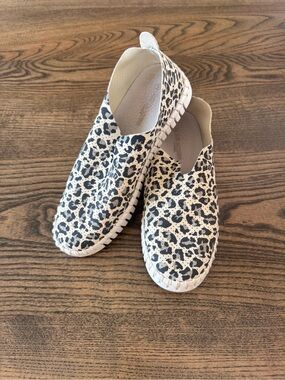 Ilse Jacobsen Women’s Slip-On Flats in Cream and Black Leopard Print